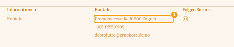 Die Fußzeile einer Website: Die Adresse (1) stammt aus der Registerkarte Standort
